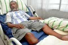LUMPUH DARI PARAS DADA KE BAWAH: Encik Aziz akan mendapat ganti rugi $690,000 bagi nahas yang menimpanya enam tahun lalu. Beliau kini hanya mampu menonton televisyen dan video di YouTube dan tidak lagi boleh berolah raga seperti bermain bola sepak atau berenang. - Foto KHALID BABA