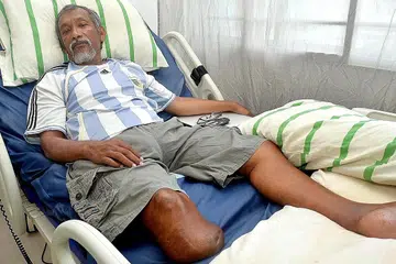 LUMPUH DARI PARAS DADA KE BAWAH: Encik Aziz akan mendapat ganti rugi $690,000 bagi nahas yang menimpanya enam tahun lalu. Beliau kini hanya mampu menonton televisyen dan video di YouTube dan tidak lagi boleh berolah raga seperti bermain bola sepak atau berenang. - Foto KHALID BABA