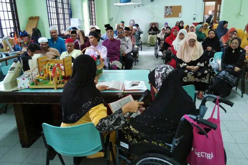 PRIHATIN: Persatuan Belia Bedok untuk Insan Kurang Upaya memerlukan ruang untuk menjalankan kelas pelajaran asas agama dan motivasi untuk golongan kurang upaya kendalian persatuan itu. Kelas mereka terhenti sekitar sembilan bulan akibat masalah mendapatkan tempat yang sesuai. - Foto PERSATUAN BELIA BEDOK UNTUK INSAN KURANG UPAYA