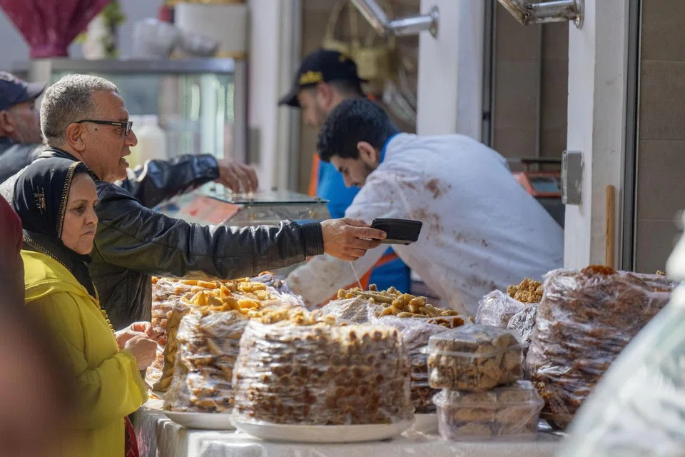 Seorang peniaga menjual manisan di sebuah pasar sempena hari pertama Ramadan di Rabat, Maghribi, pada 2 Mac. 