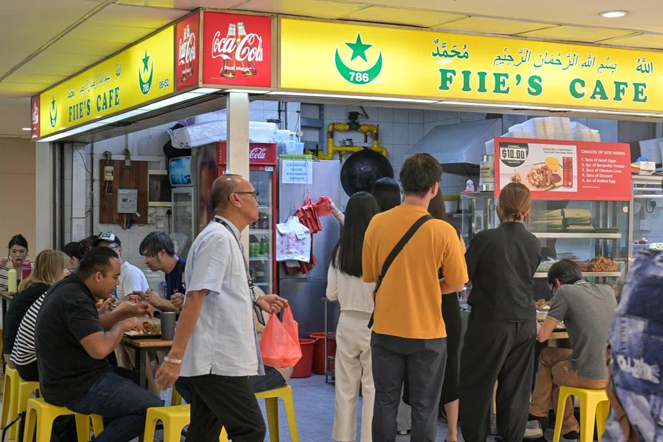 Fiie’s Cafe di Lucky Plaza hanya boleh menampung 24 pelanggan yang ingin makan hidang di kedai pada setiap masa.