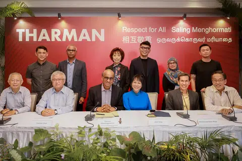 SATU PASUKAN: Encik Tharman Shanmugaratnam (barisan depan, tiga dari kiri) mengadakan sidang media di Hotel York pada Rabu dengan ditemani isterinya Cik Jane Ittogi (empat dari kiri). Bersama mereka ialah kumpulan pencadang, penyokong dan orang bersetuju bagi penamaannya sebagai calon presiden. Antara penyokong beliau ialah Encik Mohammad Alami Musa (dua dari kanan), mantan presiden Majlis Ugama Islam Singapura. 