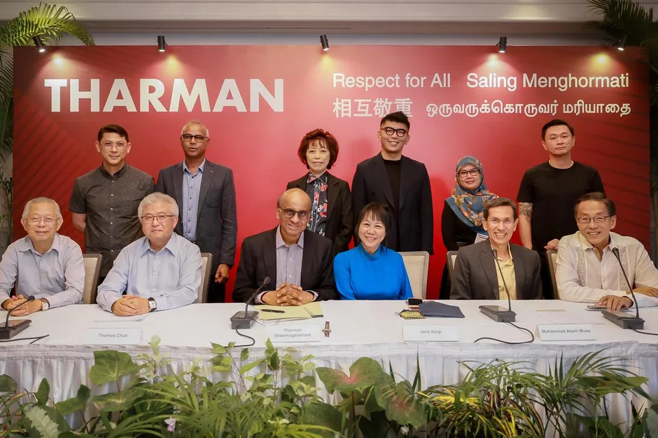 SATU PASUKAN: Encik Tharman Shanmugaratnam (barisan depan, tiga dari kiri) mengadakan sidang media di Hotel York pada Rabu dengan ditemani isterinya Cik Jane Ittogi (empat dari kiri). Bersama mereka ialah kumpulan pencadang, penyokong dan orang bersetuju bagi penamaannya sebagai calon presiden. Antara penyokong beliau ialah Encik Mohammad Alami Musa (dua dari kanan), mantan presiden Majlis Ugama Islam Singapura. 