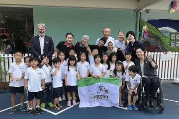 SEMAI NILAI POSITIF: Program 'I'mPOSSIBLE' bertujuan mengetengahkan nilai-nilai murni pergerakan Paralimpik seperti kecekalan, inspirasi, keberanian dan kesamaan di kalangan guru-guru yang kemudian diharapkan dapat menyemainya di kalangan murid-murid mereka melalui pelbagai kegiatan dan projek yang dijalankan. Gambar atas terdiri daripada para pengendali dan peserta sesi kedua 'I'mPOSSIBLE' yang diadakan baru-baru ini, antaranya Encik Nick Fuller, pengerusi Jawatankuasa Pendidikan Jawatankuasa Paralimpik Antarabangsa (IPC) (kiri, barisan belakang), dan tetamu istimewa, bekas juara Paralimpik, Cik Miki Matheson (paling kanan). - Foto SDSC