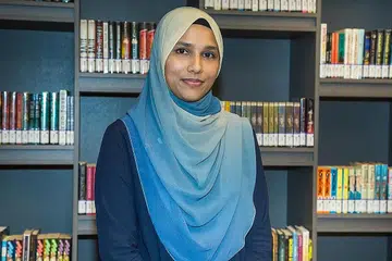 KEGIATAN SANTAI MEMBACA: Apabila Cik Raihana mula melakar kerjayanya sebagai pustakawan pada 2009, beliau menyimpan azam ingin menyemai minat membaca di kalangan semua rakyat Singapura. - Foto ZALEHA ABDUL KADER