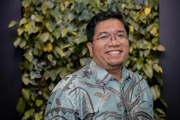 Guru Bahasa Melayu di Sekolah Rendah Dazhong di Bukit Batok, Encik Mohamed Bahari Rajab, merupakan antara finalis Anugerah Guru Arif Budiman (Agab) bagi Kategori Teladan.