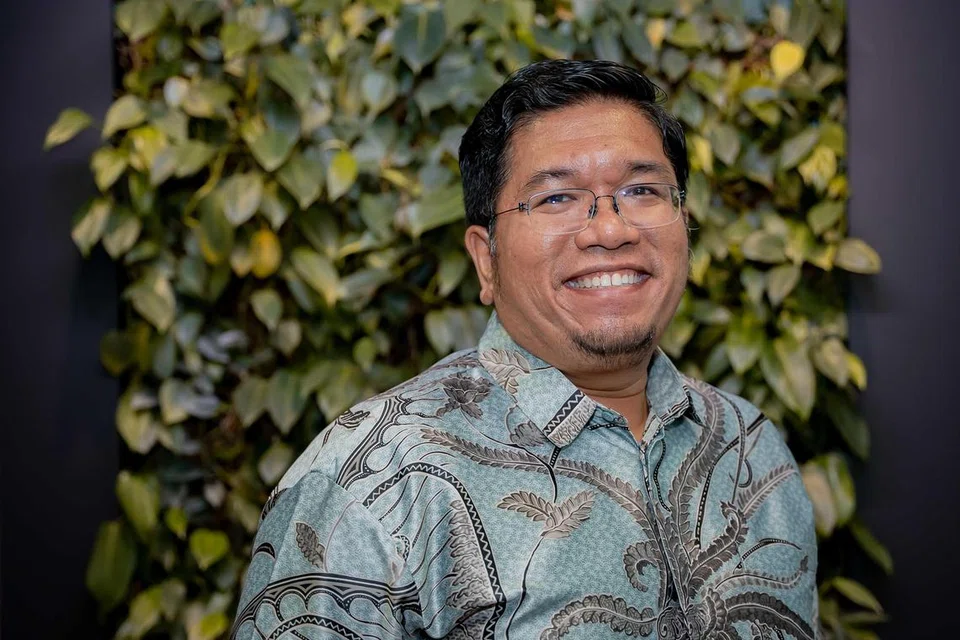 Guru Bahasa Melayu di Sekolah Rendah Dazhong di Bukit Batok, Encik Mohamed Bahari Rajab, merupakan antara finalis Anugerah Guru Arif Budiman (Agab) bagi Kategori Teladan.