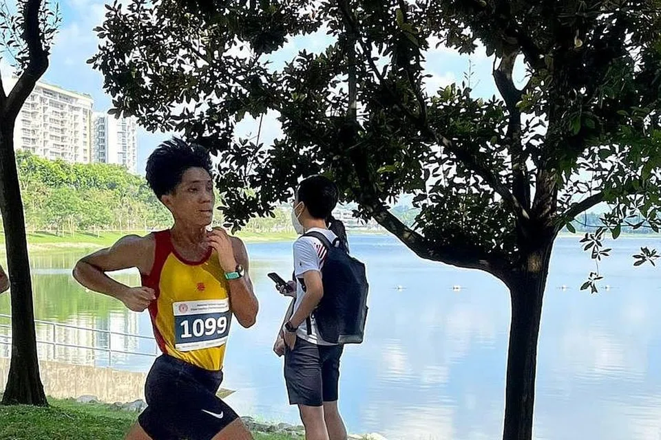DAYA TAHAN TINGGI: Encik Muhammad Zubair Mazlan atlet rentas desa dari Institut Hwa Chong telah mencapai keputusan Sijil Am Pelajaran (GCE) peringkat 'A' yang memuaskan walaupun berhadapan dengan beberapa cabaran. - Foto ihsan MUHAMMAD ZUBAIR MAZLAN