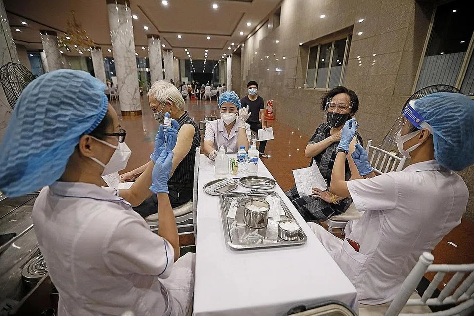 VIETNAM PERGIAT VAKSINASI: Jururawat bersiap untuk memberikan suntikan vaksin AstraZeneca (Vaxzevria) bagi mengekang Covid-19 di Hanoi, Vietnam - negara yang menghadapi kesan paling ketara ekoran sekatan pergerakan kian ketat yang menjejas teruk pengilang dan pengeksport. - Foto EPA-EFE