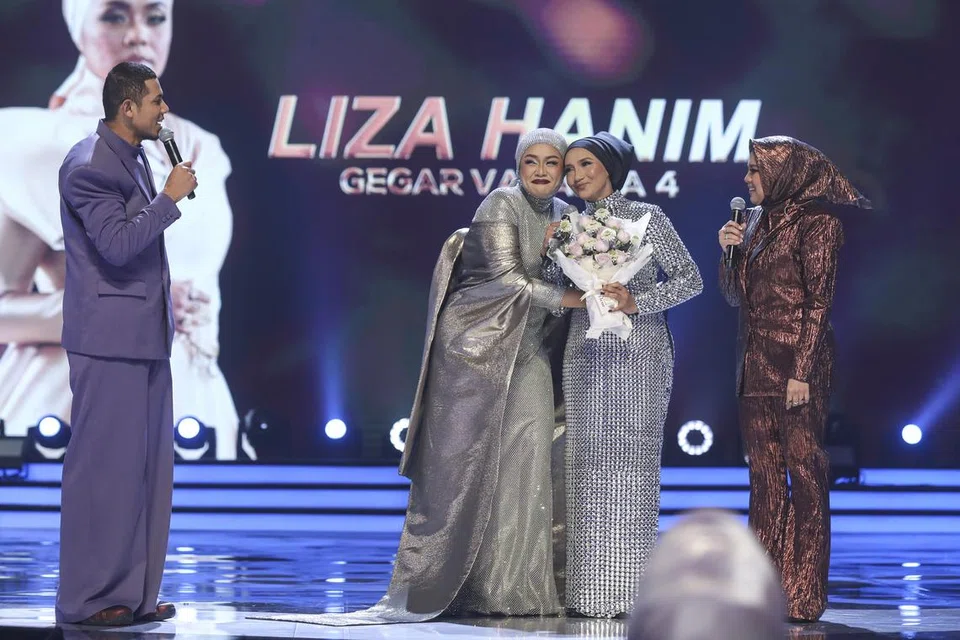 KALAU TAK KERANA ‘MADAH BERHELAH’: Liza Hanim (dua dari kiri) mampu mengatasi Noryn Aziz jika beliau tidak menyanyikan lagu dendangan asal rakan duetnya, Ziana Zain (dua dari kanan), ‘Madah Berhelah’, jelas ketua juri, Datuk Ramli MS. Bersama mereka adalah pengacara Nabil Ahmad (kiri) dan Jihan Muse.
