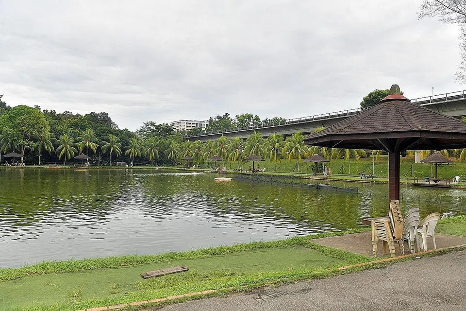 KOLAM MEMANCING: Antara tarikan di taman rekreasi Orto adalah kolam memancing yang dibuka 24 jam sehari.