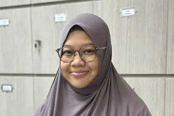 Pembangun dan pencipta kaedah Inspire Me Qur’an (IMQ), Ustazah Azlinah Abdul Aziz, bersama buku pembacaan kaedah IMQ dalam tiga peringkat.
