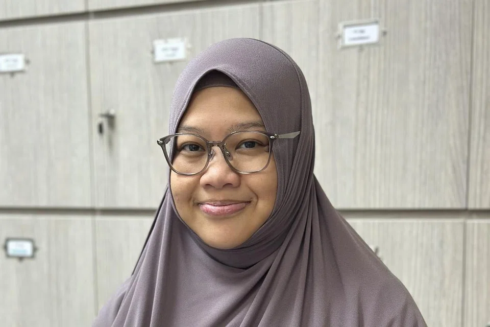 Pembangun dan pencipta kaedah Inspire Me Qur’an (IMQ), Ustazah Azlinah Abdul Aziz, bersama buku pembacaan kaedah IMQ dalam tiga peringkat.