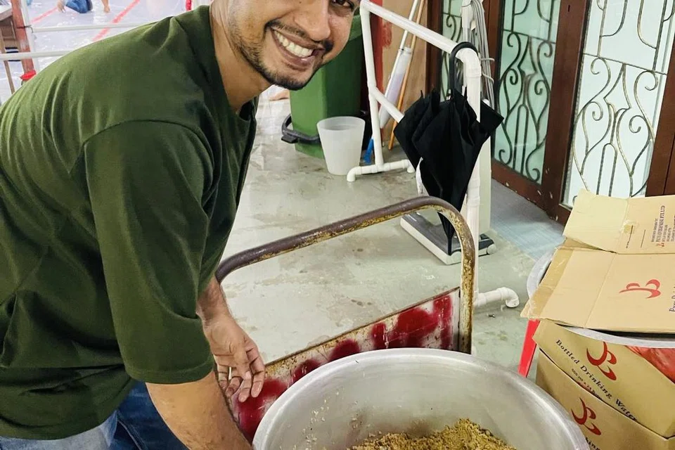Seorang pekerja Bangladesh membantu menyiapkan juadah berbuka puasa di Masjid Alkaff Kampung Melayu pada 2023. 