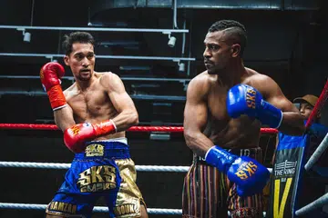 ANTARA TARIKAN: Petinju profesional tempatan, Farouk Hamzah (kiri) akan dicabar petinju mapan Indonesia, Ricky Manufoe. -Foto: THE RING BOXING COMMUNITY 