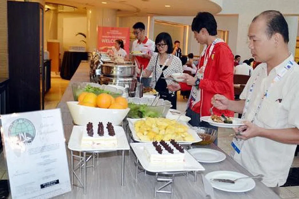 MENU LAZAT: Jawatankuasa penganjur Sukan SEA (Singsoc) menyediakan menu istimewa bagi santapan atlit setiap hari. - Foto MUIS 