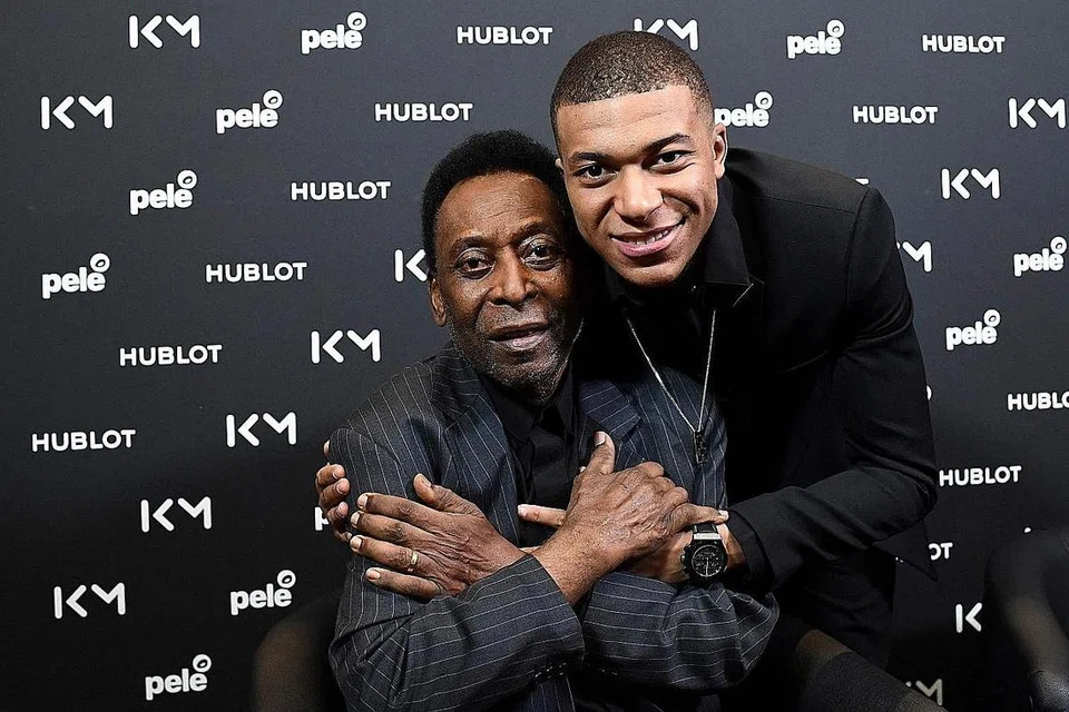 LEGASINYA DIKENANG: Mbappe bergambar bersama Pele di Paris pada 2019. - Foto AFP