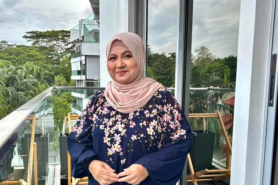 SEJAHTERA DI USIA SENJA: Cik Zaiton Alwi, yang hidup sendirian sejak lebih dua dekad lalu, kini memilih flat lebih kecil dan berdekatan dengan adik-beradik dan anak-anak saudaranya di bahagian timur Singapura.