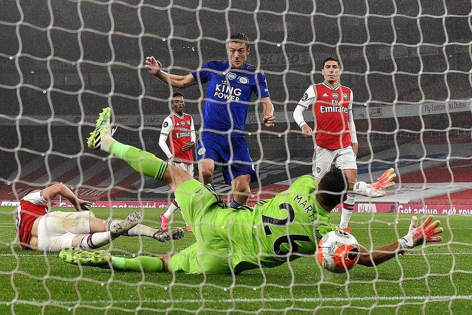 SERI: Pemain Leicester City Jamie Vardy (C) menjaringkan gol penyamaan semasa menentang Arsenal dalam perlawanan antara Arsenal dan Leicester City. Perlawanan berakhir seri 1-1. -Foto EPA-EFE
