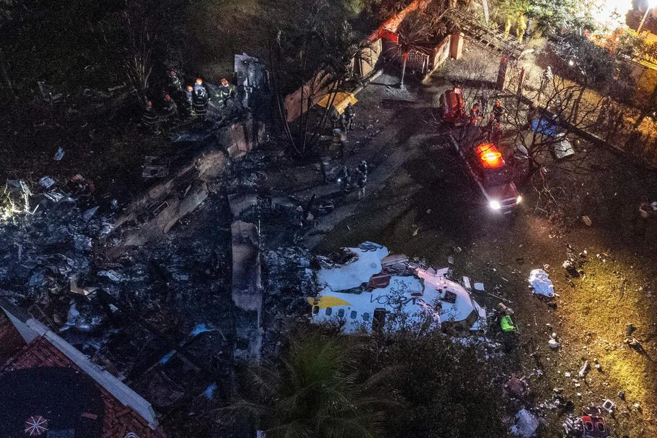 Pandangan udara menunjukkan bangkai pesawat yang terhempas dan mengorbankan kesemua 61 orang di dalamnya di Vinhedo, Sao Paulo, di Brazil pada 9 Ogos. Nahas itu berlaku di sebuah kawasan perumahan, tetapi tiada sebarang korban tambahan dilaporkan.