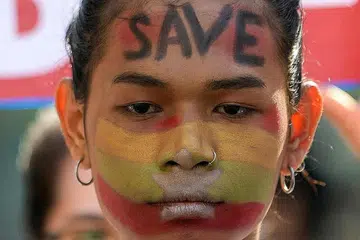 RINTIHAN GENERASI MUDA: Seorang anak muda mencoretkan kekata 'Save' (Selamatkan) dan gambaran bendera Myanmar sebagai menggambarkan harapan agar Myanmar diselamatkan susulan rampasan kuasa yang dilakukan rejim tentera negara itu pada 1 Februari lalu yang menyaksikan penahanan Presiden, Encik U Win Myint, dan Kaunselor Negara, Cik Aung San Suu Kyi, serta lebih 450 orang lain sejak kudeta berlangsung. - Foto REUTERS