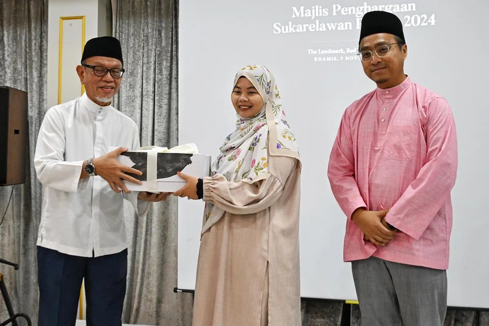 Ustazah Iffah Diyanah Jamil menerima penghargaan daripada Masyaikh Pergas, Ustaz Abdul Manaf Rahmat, dengan disaksikan presiden Pergas, Ustaz Muhammad Tarmizi Wahid, semasa majlis Jamuan Tengah Hari Penghargaan Sukarelawan Pergas pada 7 November.