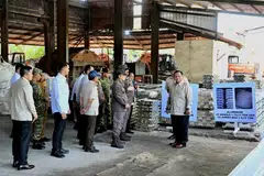 Presiden Indonesia, Prabowo Subianto, melawat loji peleburan PT Tinindo Internusa sebelum menyerahkan aset termasuk peleburan dan jentera berat yang dirampas dalam kes rasuah kepada syarikat perlombongan timah milik negara, PT Timah, di Pangkal Pinang, Provinsi Kepulauan Bangka Belitung, 6 Oktober 2025