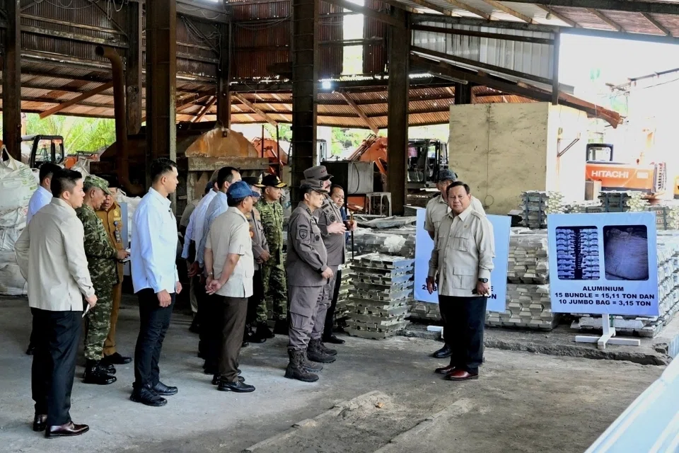 Presiden Indonesia, Prabowo Subianto, melawat loji peleburan PT Tinindo Internusa sebelum menyerahkan aset termasuk peleburan dan jentera berat yang dirampas dalam kes rasuah kepada syarikat perlombongan timah milik negara, PT Timah, di Pangkal Pinang, Provinsi Kepulauan Bangka Belitung, 6 Oktober 2025