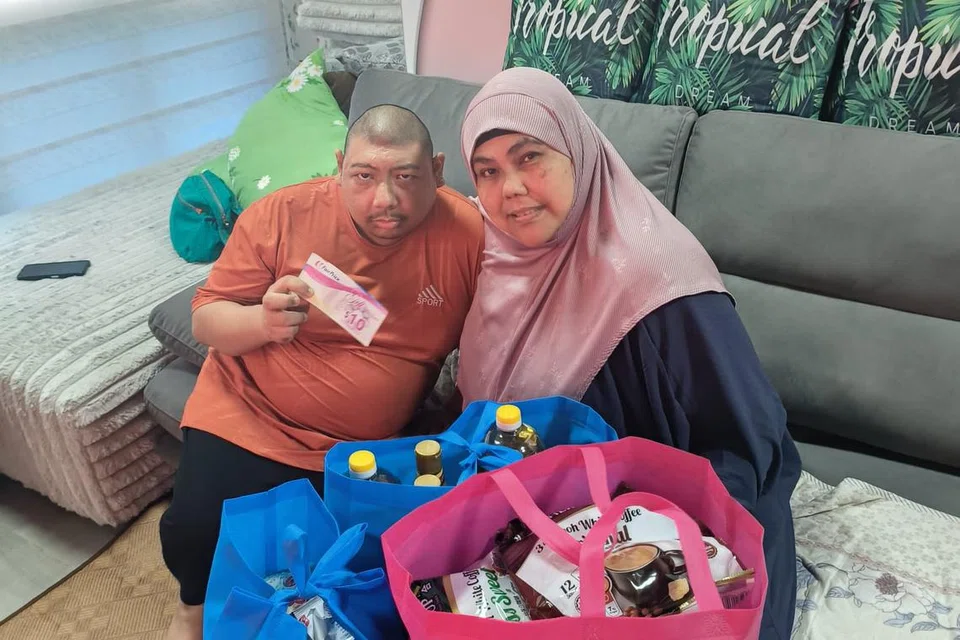 Cik Noraini Hamid (kanan) bersama adiknya, Encik Mohammad Anuar Hamid, yang berkeperluan khas dengan tahap IQ rendah. Beliau yakin setiap ujian ada hikmahnya.