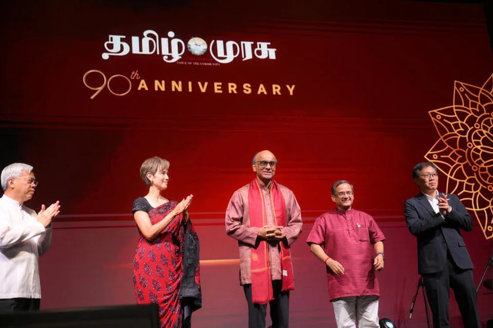 Perjalanan 90 tahun akhbar ‘Tamil Murasu’ diraikan bersama (dari kiri) CEO SPH Media, Encik Chan Yeng Kit; Menteri Penerangan dan Pembangunan Digital, Cik Josephine Teo;  Presiden Tharman Shanmugaratnam; Editor ‘Tamil Murasu’, Encik T. Raja Segar; dan Ketua Editor Kumpulan Media Inggeris/Melayu/Tamil SPH Media, Encik Wong Wei Kong, di majlis makan malam di Fairmont Singapore pada 6 Julai.