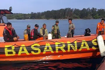 MASUKI HARI KEEMPAT: Operasi mencari tiga penyelam yang hilang - salah seorang daripada mereka warga Singapura - memasuki hari keempat semalam di perairan pulau Sangiang, wilayah Banten. - Foto BASARNAS