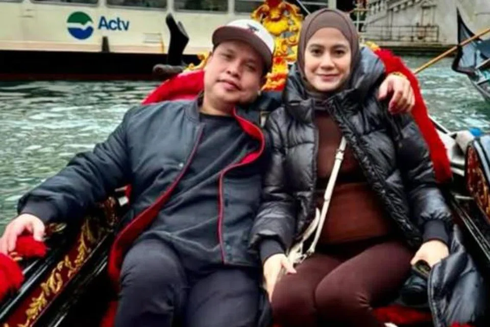 Isteri kepada pelawak dan pelakon, Shuk Sahar iaitu Fara Salleh mengesahkan dirinya diceraikan melalui panggilan telefon, pada 7 April.