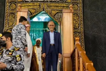 PELUANG MASUK KAABAH: Menteri Bertanggungjawab bagi Ehwal Masyarakat Islam, Encik Masagos Zulkifli Masagos Mohamad bergambar di hadapan Kaabah, di Masjidil Haram. 