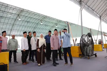 Pemangku Menteri Bertanggungjawab bagi Hal Ehwal Masyarakat Islam, Encik Zaqy Mohamad (dua dari kanan), melawat Masjid Alkaff Kampung Melayu pada 18 September untuk melihat ruang solat sementara yang baharu serta melihat kemudahan baharu menyusuli fasa pertama kerja naik taraf masjid itu.