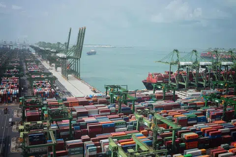Eksport barangan elektronik Singapura meningkat semula, manakala kiriman produk farmaseutikal yang tidak menentu, terus susut.
