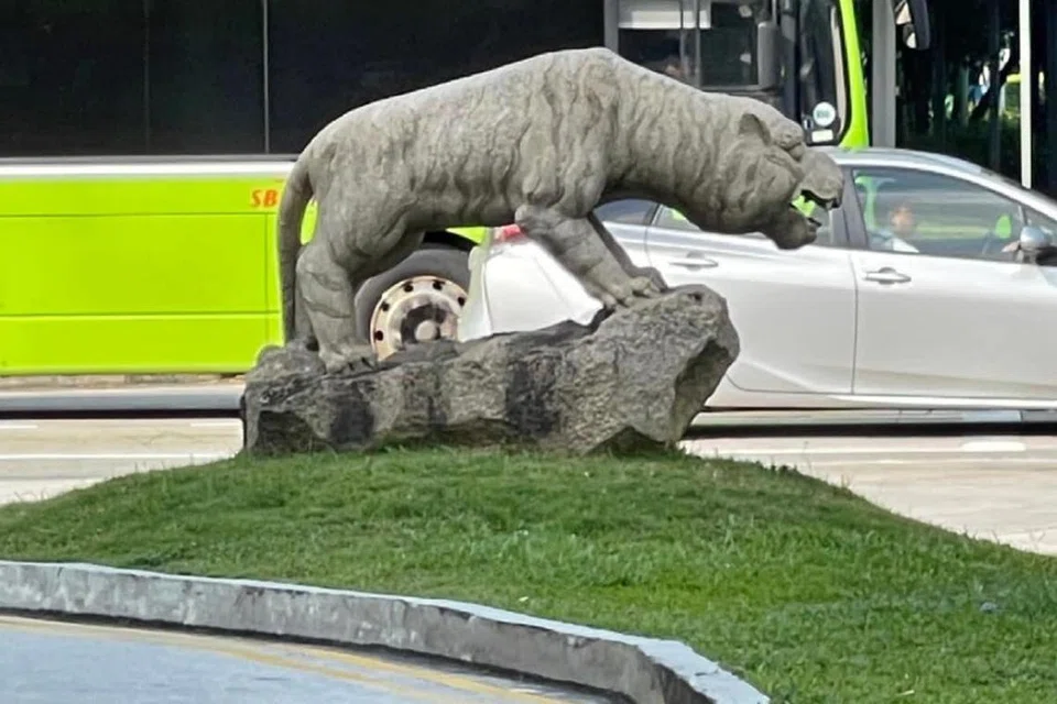 JADI TANDA: Patung harimau yang ‘duduk’ di luar stesen pam minyak Esso di Tampines Avenue 7 dikatakan berada di situ sejak lebih 30 tahun lalu.