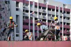 Tenaga kerja dalam sektor pembinaan merosot buat kali pertama sejak suku keempat 2021, sedang syarikat pembinaan menyesuaikan diri dengan pengurangan kuota pekerja asing.