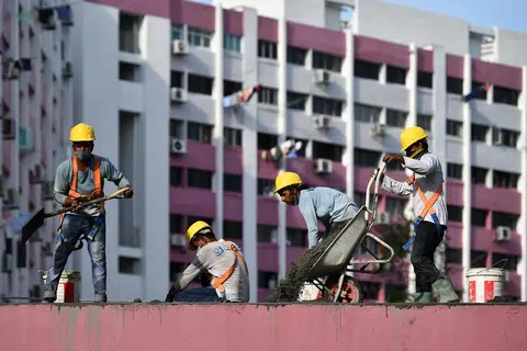 Pekerja migran membina flat HDB bagi warga Singapura tinggal. Mereka  tidak hanya tahu mencari makan, iaitu bekerja atau mencari rezeki, di Singapura. Mereka juga menyumbang jasa yang besar di sini.