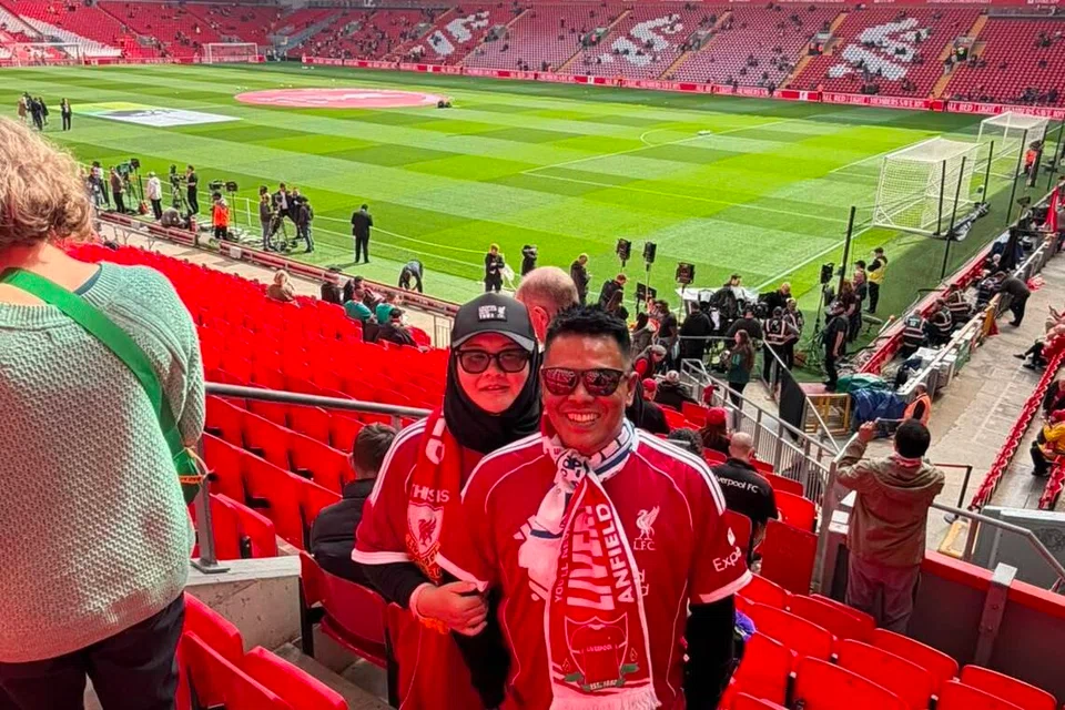 Pasangan, Cik Denise Deanna Chew dan Encik Muhamad Asri Ramli, berkunjung ke Stadium Anfield di Liverpool, England pada Mei.