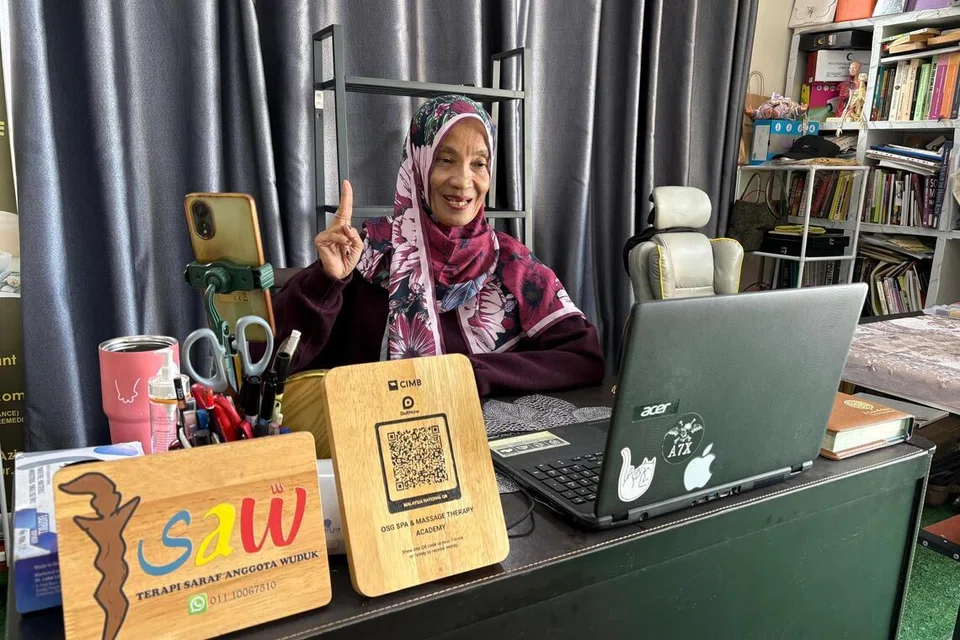 Cik Norhamisah Ismail aktif mengajar kelas pertuturan bahasa Inggeris secara dalam talian pada usia 60 tahun, bagi memperoleh sumber pendapatan selain berkongsi ilmu dengan anak muda.
