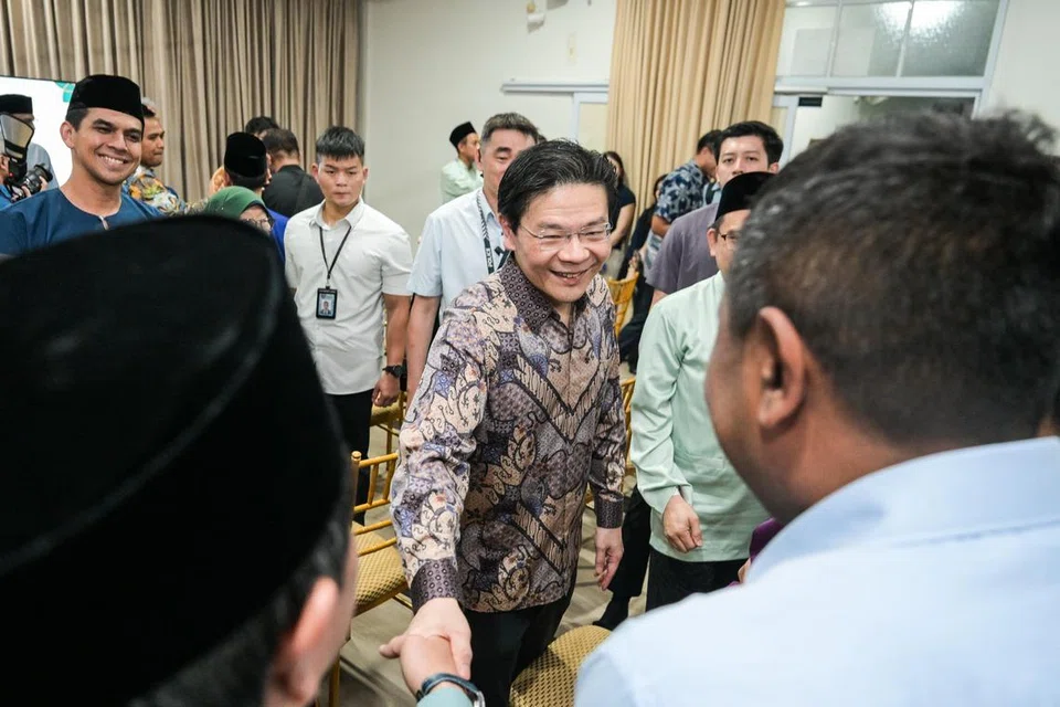 Perdana Menteri, Encik Lawrence Wong beramah mesra dengan jemaah semasa menghadiri acara berbuka puasa di Masjid Al-Istighfar pada 4 Mac.