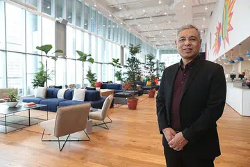 BERPENGALAMAN LUAS: Encik Wahab Yusoff, anggota baru Majlis Ekonomi Masa Hadapan (FEC), berharap dapat memainkan peranan membantu memacu ekonomi Singapura berdasarkan pengalamannya yang luas dalam bidang keselamatan siber. - Foto BM oleh TIMOTHY DAVID
