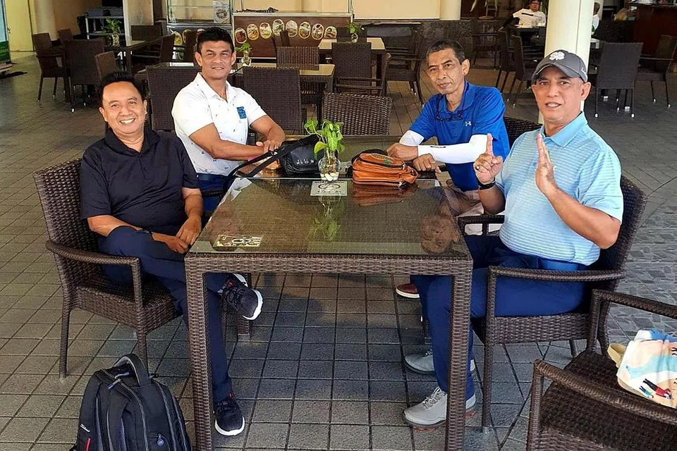 KEMBALI KE PADANG GOLF JB: Encik Norman (kanan), telah ke Palm Resort Golf & Country Club di Senai, Johor Bahru, bersama teman-temannya main golf minggu lalu. - Foto-foto ihsan NORMAN MOHD ZAIN