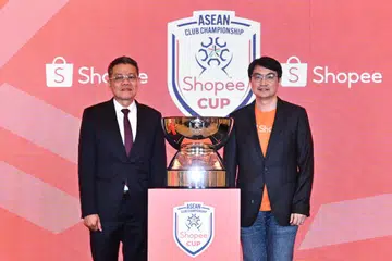 Presiden Persekutuan Bola Sepak Asean, Khiev Sameth (kiri) dan ketua pegawai komersial di Shopee, Encik Zhou Jun Jie, melancarkan Kejohanan Kelab Asean baru, yang dinamakan Piala Shopee, di Hotel Raffles Singapura pada 4 April.