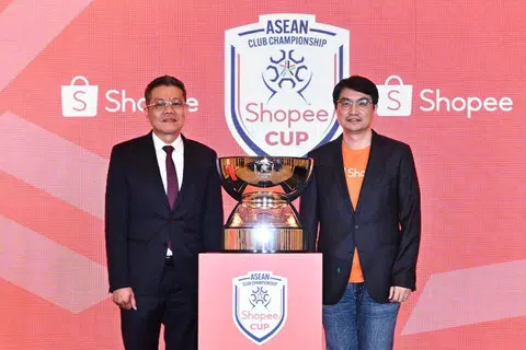 Presiden Persekutuan Bola Sepak Asean, Khiev Sameth (kiri) dan ketua pegawai komersial di Shopee, Encik Zhou Jun Jie, melancarkan Kejohanan Kelab Asean baru, yang dinamakan Piala Shopee, di Hotel Raffles Singapura pada 4 April.