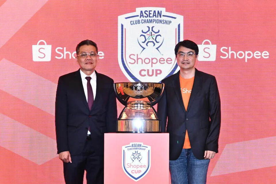 Presiden Persekutuan Bola Sepak Asean, Khiev Sameth (kiri) dan ketua pegawai komersial di Shopee, Encik Zhou Jun Jie, melancarkan Kejohanan Kelab Asean baru, yang dinamakan Piala Shopee, di Hotel Raffles Singapura pada 4 April.