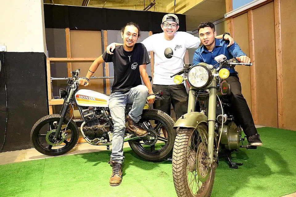 KONGSI MINAT: Anggota kumpulan motosikal klasik dan pengasas Canopy Cycles, (dari kiri) Encik Shairazi, Encik Loh dan Encik Rusydi. Tiada di dalam gambar adalah Encik Firdaus Marzuki, Encik Nazree Hashim dan Encik Ridhwan Salim.