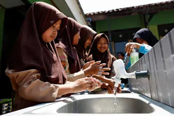 Akses pada bekalan air bersih merupakan keprihatinan rakyat dengan sesetengah penduduk terpaksa membayar harga yang tinggi untuk mendapatkan air bersih ekoran kekurangan bekalan. Gambar merakam kanak-kanak sekolah dari Sukabumi, Jawa Barat.