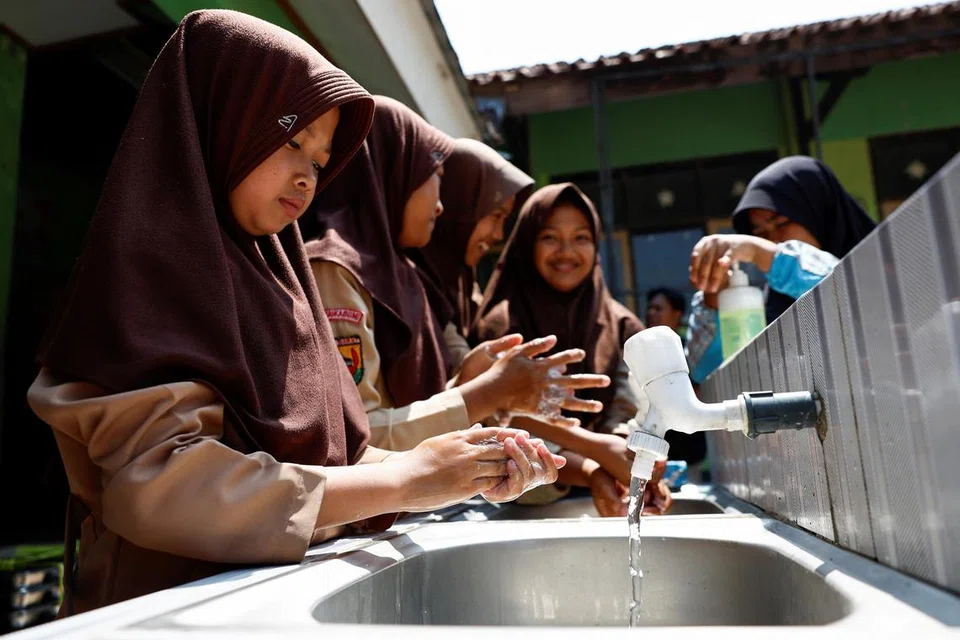 Akses pada bekalan air bersih merupakan keprihatinan rakyat dengan sesetengah penduduk terpaksa membayar harga yang tinggi untuk mendapatkan air bersih ekoran kekurangan bekalan. Gambar merakam kanak-kanak sekolah dari Sukabumi, Jawa Barat.