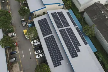 Panel solar panel di bumbung bangunan dapat kurangkan perlepasan karbon dioksida.